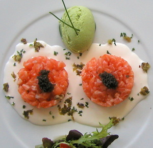 Tartar de salmón, ostras y caviar