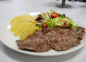 Filete a la plancha con ensalada y patatas