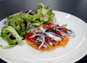 Ensalada de anchoas marinadas  y piquillo 