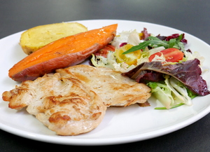 Filete de pechuga de pollo con ensalada, boniato y patata al horno