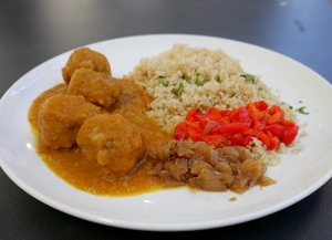 Albóndigas de ternera y cerdo con quinoa y cebolla caramelizada