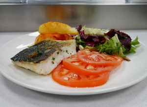 Abadejo a la plancha con ensalada de tomate con ajo y patatas a la gallega