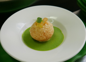 Parmentier de txangurro en panipuri con ensalada líquida de rúcula (TAPA)