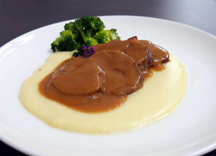 Carrilleras de cerdo estofadas  con puré de patata y brécol