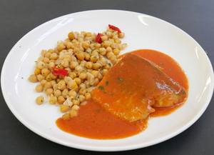 Bacalao con crema vizcaína y garbanzos salteados