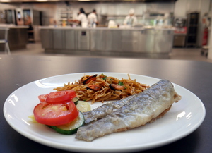 Trucha frita con fideuá marinero y montadito de verduras