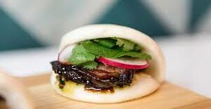 Bao de cordero y mayo-trufada con ensalada picante (TAPA)