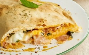 Calzone vegetariano con queso, huevo y calabacín