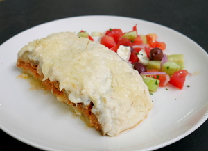 Moussaka vegetariana con ensalada griega