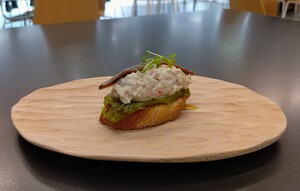 Pintxo de anchoas, pimiento verde, y chatka