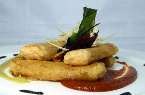 Puerros rellenos de rape y txangurro con salsa de pimientos