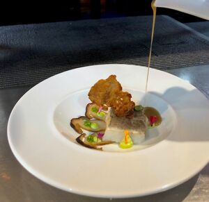 Bacalao a la brasa con crujiente y jugo meloso de txarripatas e hinojo marino