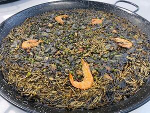 Fideua negro de pescado y marisco