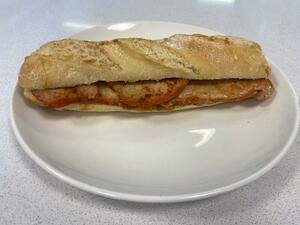 Bocadillo de lomo con queso y pimientos