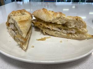 Bocadillo de pechuga de pollo con queso, cebolla caramelizada y setas