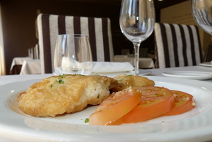 Abadejo a la plancha con ensalada de tomate con ajo