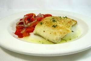 Bacalao a la plancha con pimiento y cebolla
