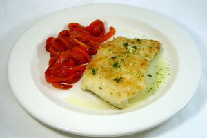 Bacalao a la plancha con pimientos rojos