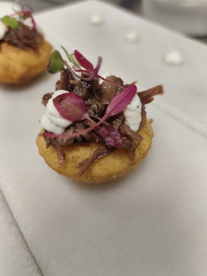 Tortos de maíz con guiso de codorniz (TAPA)