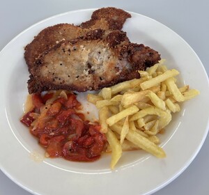 Chuleta de cerdo empanada con pimientos rojos y patatas