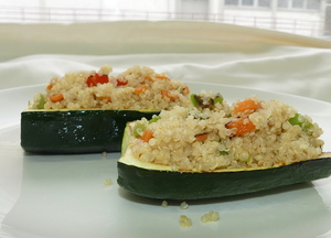 Guarnición de calabacín relleno de quinoa y verduras