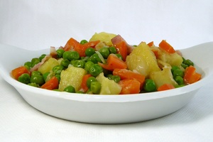 Guarnición de guisantes con zanahorias y patatas