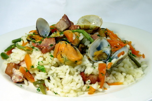 Arroz con lomo adobado, almejas y mejillones