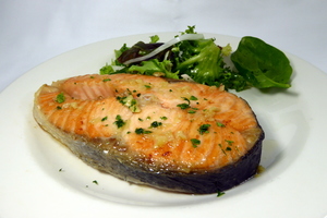 Salmón a la plancha con ensalada