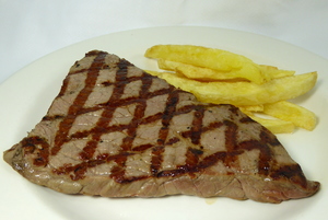 Filete a la parrilla con patatas