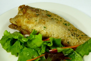 Faneca meuniere con ensalada