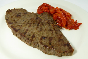 Filete a la parrilla con pimientos rojos