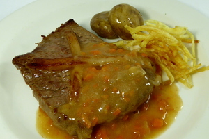 Larded veal steak with chips and mushrooms