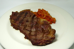 Entrecote a la parrilla con pimiento y cebolla