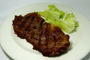 Entrecote a la parrilla con ensalada