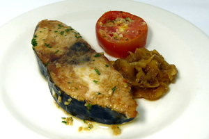 Bonito a la plancha con cebolla glaseada y tomatito asado