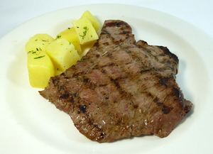 Filete a la parrilla con patatas gajo