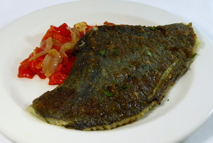 Rodaballo a la plancha con pimiento y cebolla