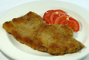 Escalope de ternera a la plancha con ensalada de tomate con ajo