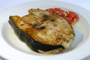 Hegaluzea plantxan tomate eta baratxurizko entsaladarekin