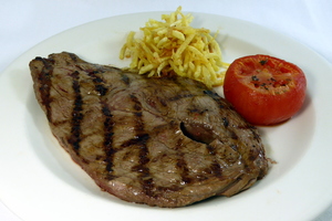 Filete a la parrilla con patatas y tomatito asado