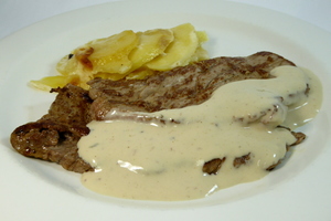 Veal fillets with Roquefort sauce and gratin potatoes