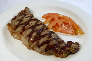 Entrecote a la parrilla con ensalada de tomate con ajo