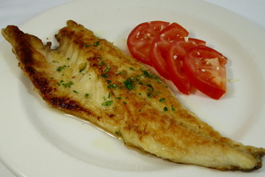 Lubineta a la plancha con ensalada de tomate con ajo