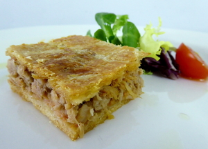 Empanada de bonito y tomate