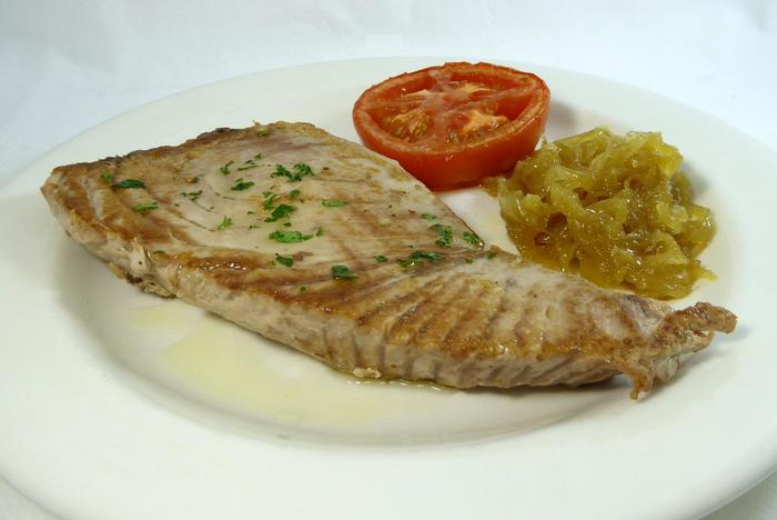 Bonito a la plancha con cebolla glaseada y tomatito asado