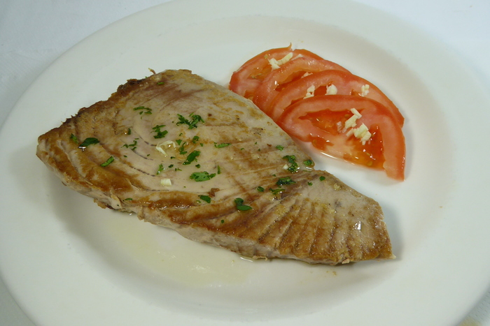 Hegaluzea plantxan tomate eta baratxuriko entsaladarekin