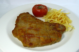 Escalope de ternera a la plancha con patatas paja y tomatito