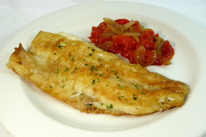 Lubineta a la plancha con pimiento y cebolla