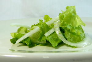 Ensalada de lechuga y cebolleta