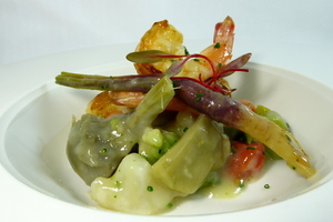 Ensalada templada de alcachofas y langostinos con verduritas